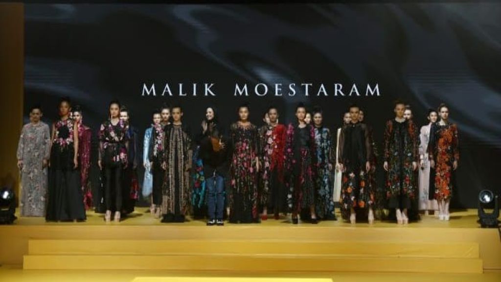 Jadi Penutup di Fashionality 2023, Malik Moestaram Tampilkan 80 Koleksi yang Memukau Mata
