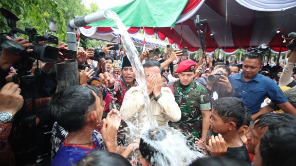 Ribuan Warga Bersorak Histeris Sambut Prabowo Resmikan Sumber Titik Air Bersih di Bangkalan Madura, Simak Yuk Keseruannya!