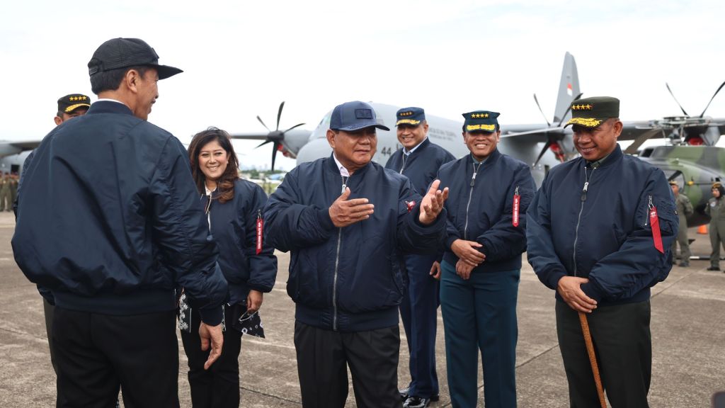 Serah Terima C-130J Super Hercules, Jokowi, Prabowo, KSAU dkk Kompak Pakai Jaket Bomber, Intip Yuk Potretnya!