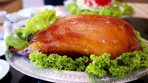 Laris Manis saat Imlek, Ini Resep Bebek Panggang Bumbu Hongkong yang Bikin Tahun Baru Makin Endul dan Hangat! Moms Mau Coba?