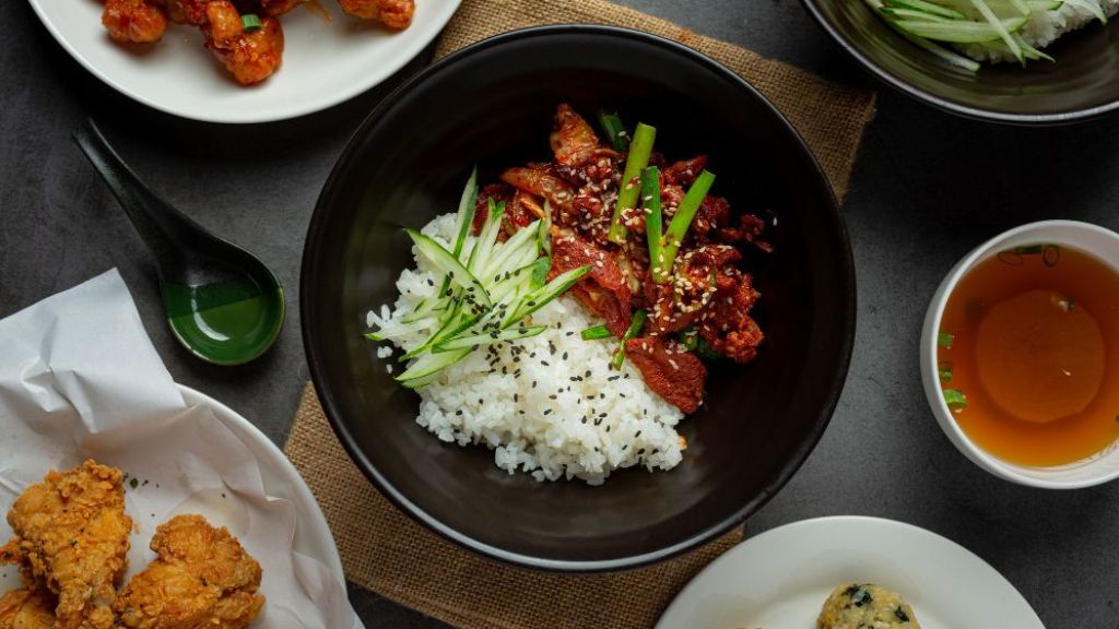 Cocok untuk Kamu yang Gak Nafsu Makan, Yuk Bikin Korean Chicken Rice, Rasanya Gurih Sedikit Manis, Enak Polll!