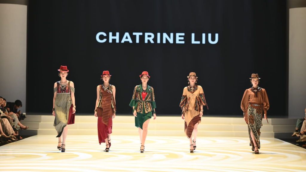 Chatrine Liu dan Michelle Liu Tampil di IFW 2024 dengan Koleksi yang Unik dari Kain Tenun dan Songket