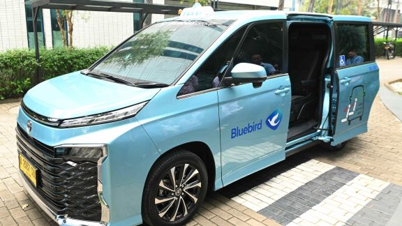 Lansia Makin Nyaman Naik Taksi, Bluebird Luncurkan Layanan Lifecare Taxi yang Dirancang Khusus, Salah Satunya Punya Kabin yang Lega!