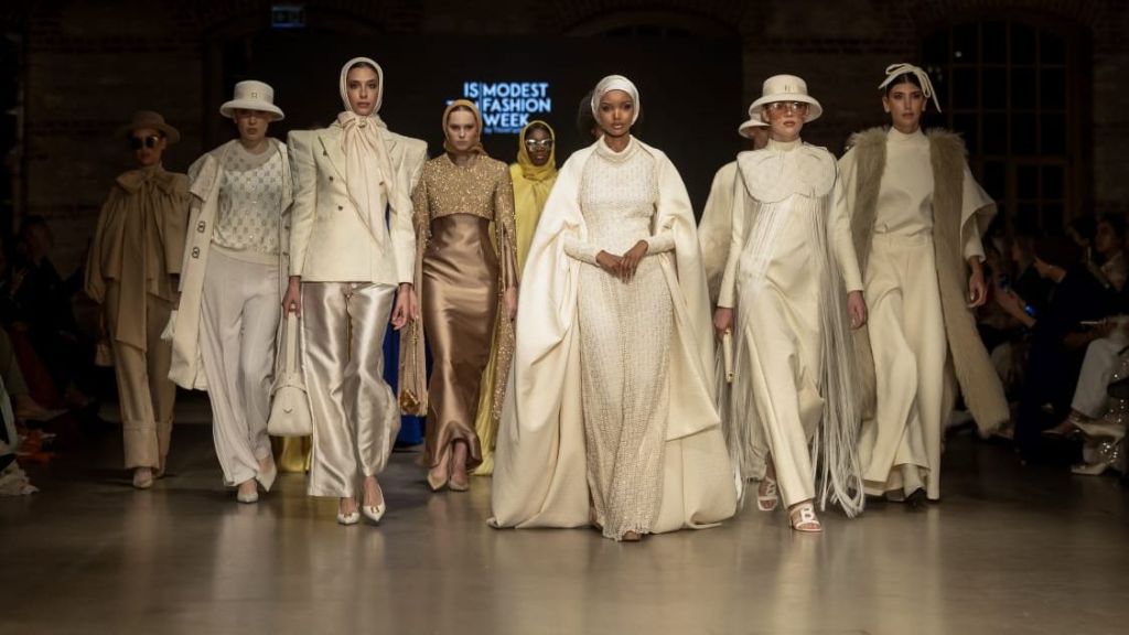 Buttonscarves Gandeng Supermodel Halima Aden di Runway Istanbul Modest Fashion Week 2024 (IMFW)