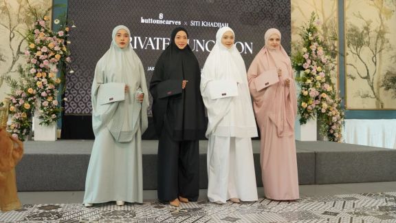 Kolaborasi Siti Khadijah dan Buttonscarves Luncurkan Mukena yang Bikin Beauty Nyaman Saat Salat
