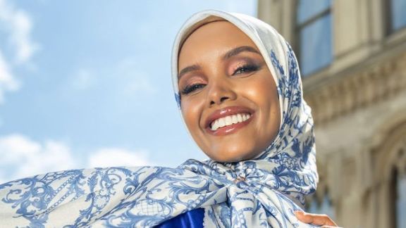 Buttonscarves Gandeng Supermodel Hijab Pertama di Dunia, Halima Aden Sebagai Ikon 'The Crown Series'