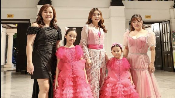 Sarwendah, Thalia, dan Thania Tampil Cantik dengan Leura Prive Meriahkan Gelaran Jakarta Kids Fashion Festival 2024, Intip Yuk!