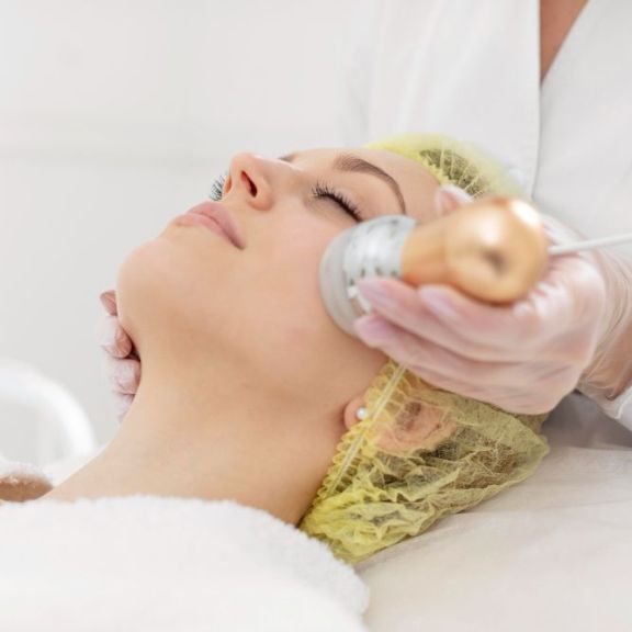 Mengenal Treatment Facial Lifting yang Bisa Bikin Kulit Kencang, Bye bye Penuaan Dini!