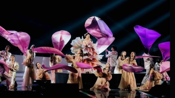 30 Tahun Berkarya, Rossa Hipnotis Ribuan Penggemar Lewat Konser Here I Am