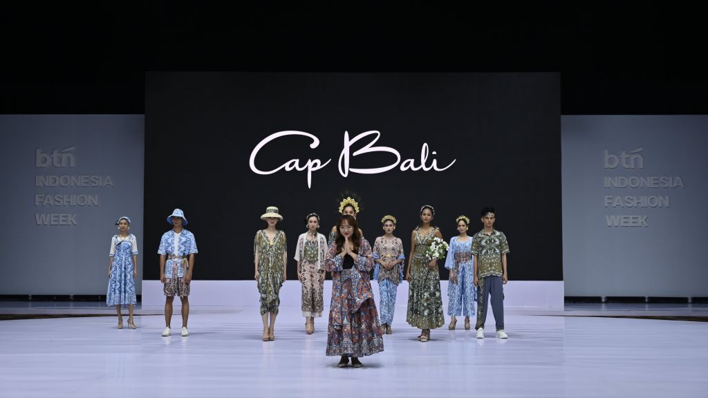 Cap Bali Luncurkan ‘Tropical Peacock’ di IFW 2025, Simbol Merak Bali dalam Balutan Fashion Tropis Modern!