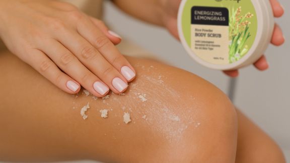 Sibuk Bekerja Gak Jadi Penghalang Perempuan Merawat Diri, Beauty Intip Yuk Manfaat Rutin Melakukan Body Scrub!