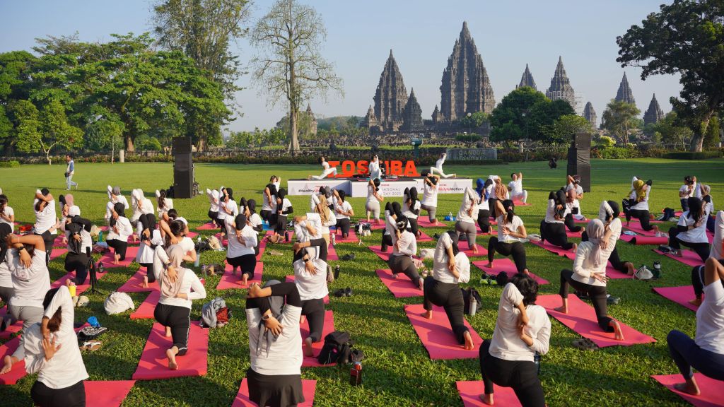 Bukan Sekadar Yoga, Toshiba Bawa Revolusi Hidup Sehat dari Prambanan ke Dapur Rumah!