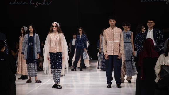 Adrie Basuki Hadir di JF3 dengan Koleksi 'TRANSFORMA': Perpaduan Circular Fashion, Batik Pejuang Kanker, dan Kain Marmer Khas Indonesia