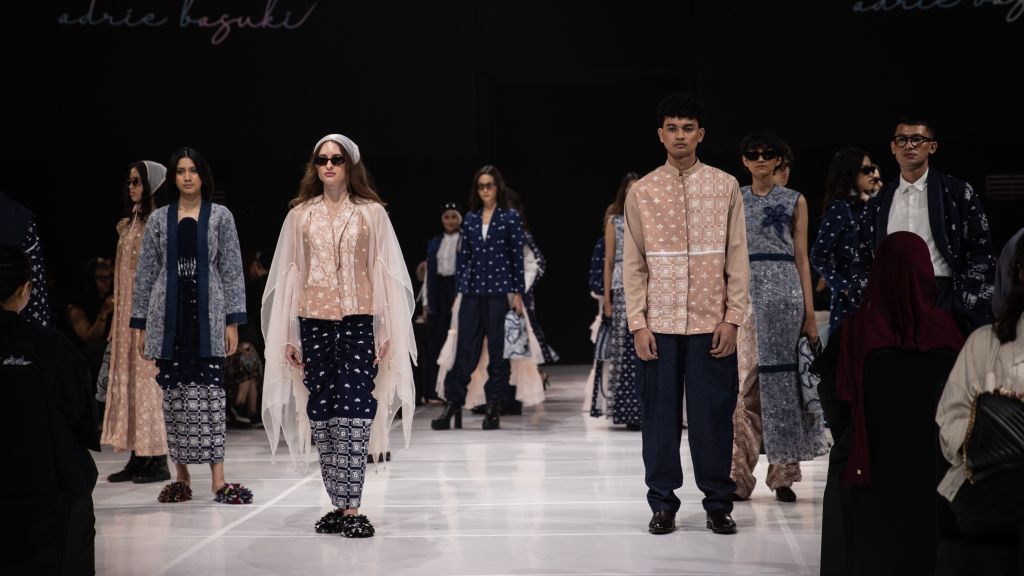 Adrie Basuki Hadir di JF3 dengan Koleksi 'TRANSFORMA': Perpaduan Circular Fashion, Batik Pejuang Kanker, dan Kain Marmer Khas Indonesia