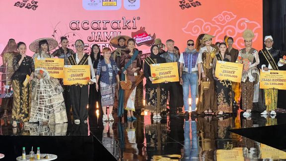 Mbok Jamu Tampil Avant-Garde di Runway, GP Jamu Kolaborasi dengan Acaraki Hadirkan 'Tradition Meets Couture'
