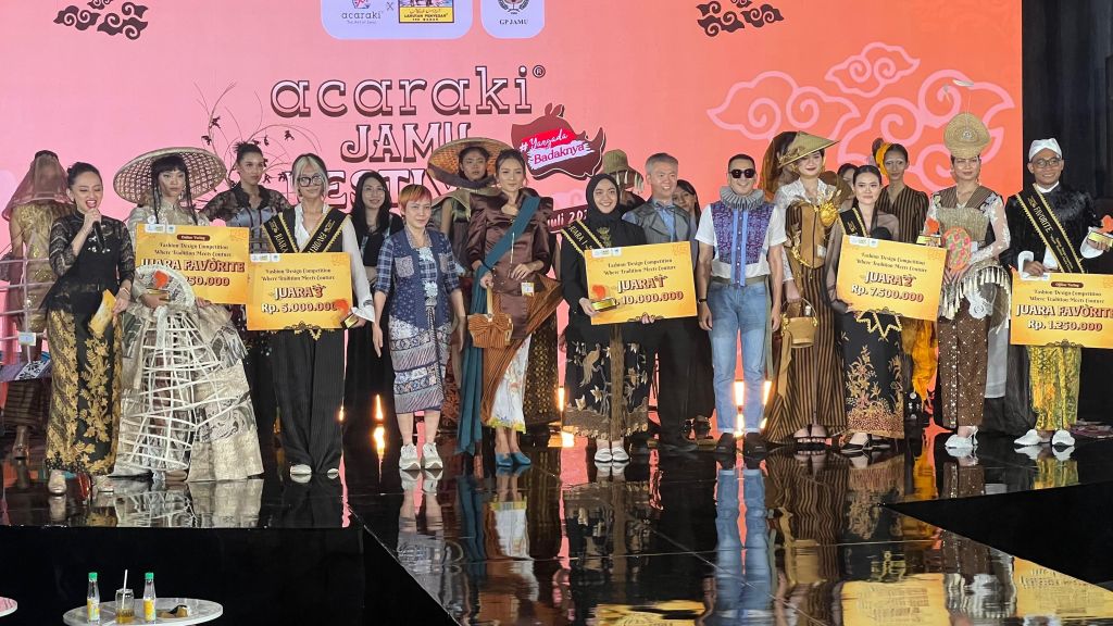 Mbok Jamu Tampil Avant-Garde di Runway, GP Jamu Kolaborasi dengan Acaraki Hadirkan 'Tradition Meets Couture'