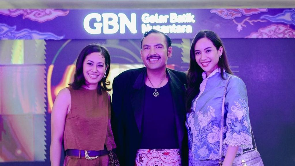Elvira Devinamira Spill Cara Pakai Batik Biar Tetap Stylish dan Nyaman