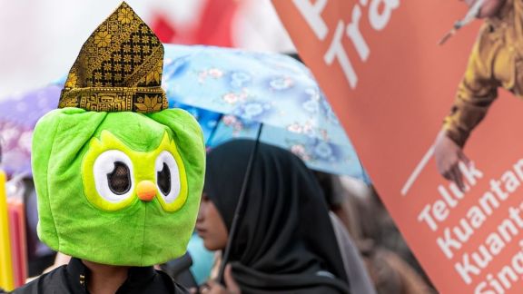 Suasana Pacu Jalur Tahun Ini Makin Seru, Duo Duolingo Ikut Jadi Sorotan