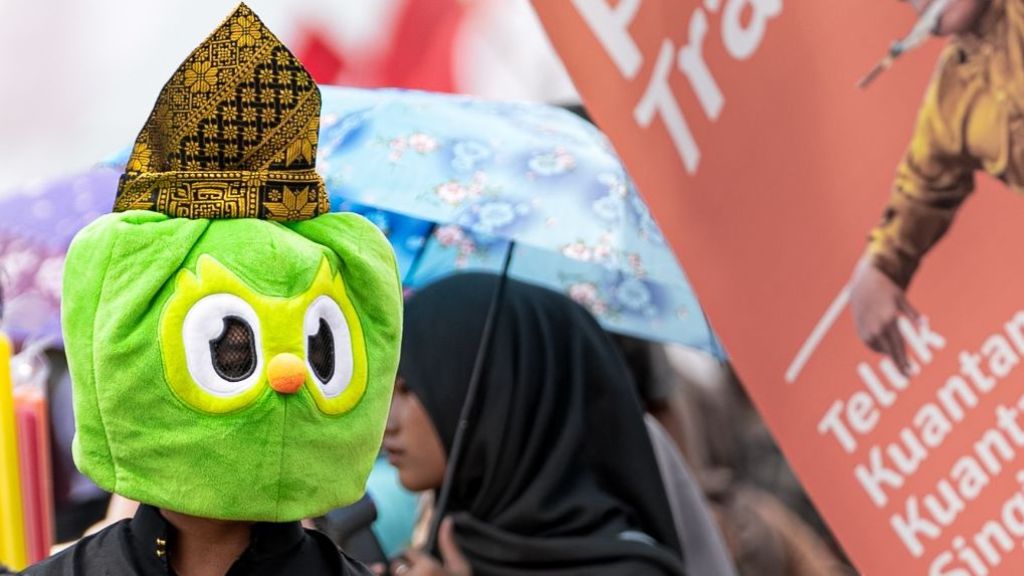Suasana Pacu Jalur Tahun Ini Makin Seru, Duo Duolingo Ikut Jadi Sorotan