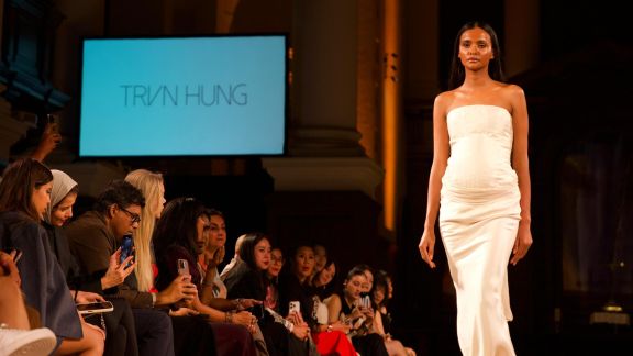 Sepatu Indonesia Bersolek Elegan di London Fashion Week, Intip Yuk!