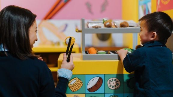 Anak Belajar Sains Sambil Main? Nutrilon Royal Punya Caranya, Moms!