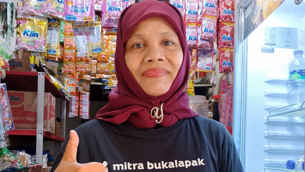 Perempuan Kapuk Muara Ini Buktikan Warung Rumahan Bisa Mengubah Hidup, Intip Yuk Moms!