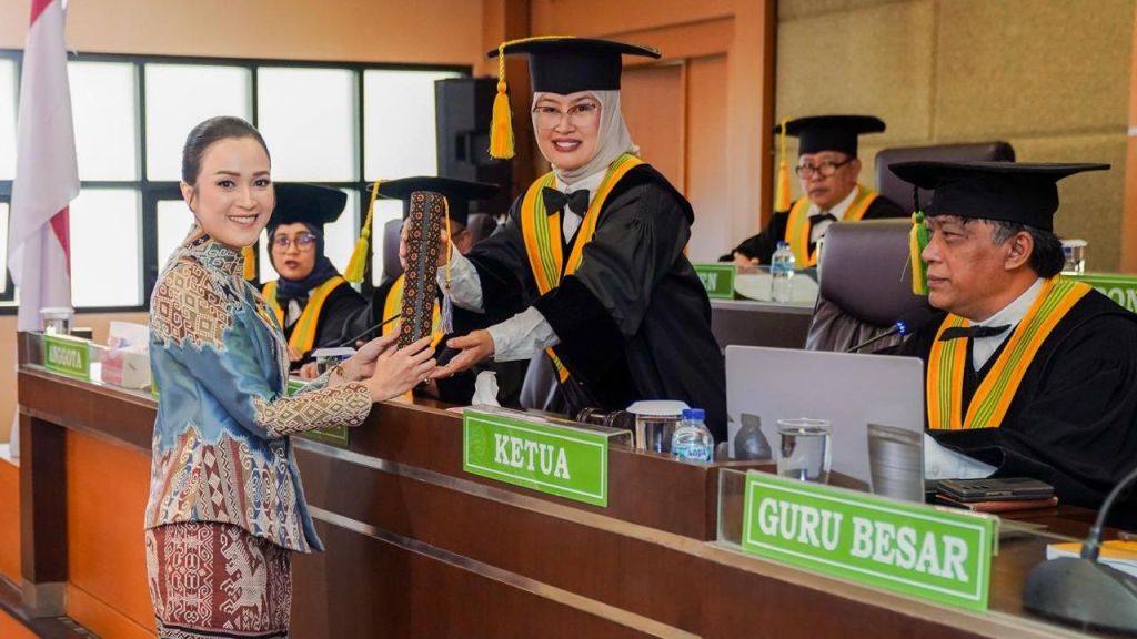 Laely Pecahkan Rekor Doktor Fikom Unpad, Ini Rahasia Produktifnya!