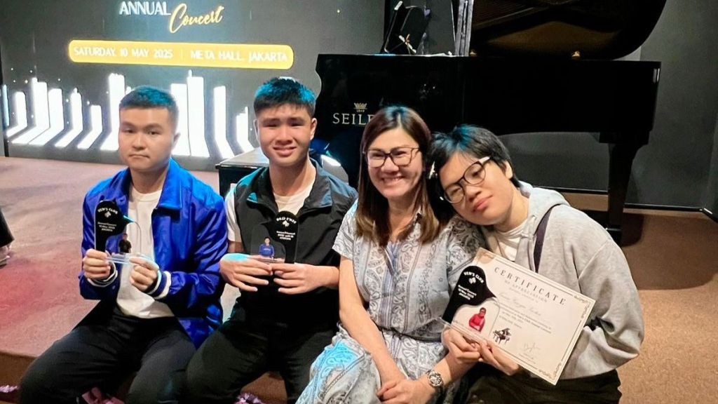 Piano sebagai Hobi Inklusif Anak Spesial, Begini Kisah Inspiratif Veny Lie!