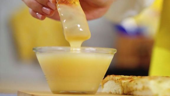 Libur Akhir Tahun Sudah di Depan Mata, Moms Intip Yuk Ide Camilan Simple 'Creamy Cheese Stick' untuk si Kecil