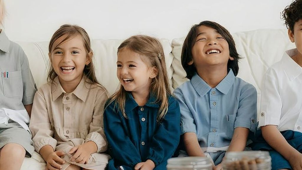 Rekomendasi Outfit Denim untuk Baju Lebaran si Kecil, Moms Tertarik?