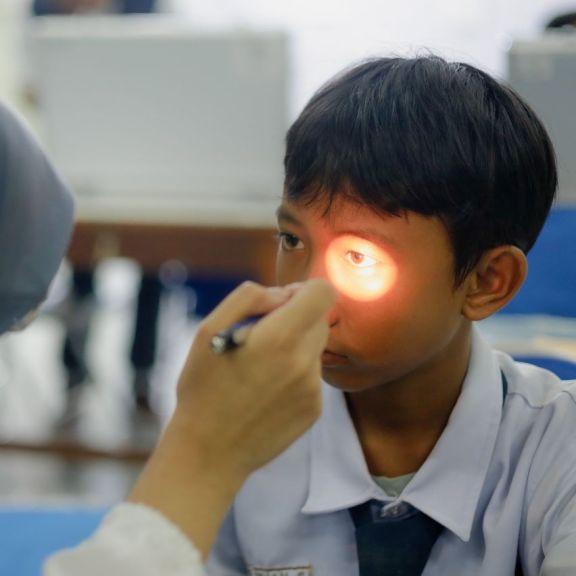 Masuk Sekolah, Cek Mata Anak Jadi Persiapan yang Sering Terlupa Lho Moms!