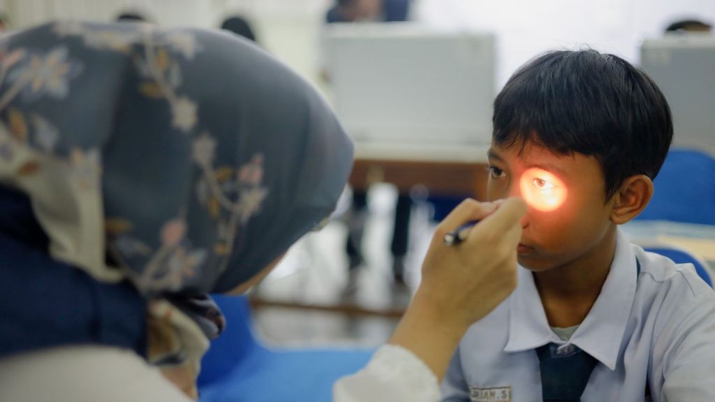 Masuk Sekolah, Cek Mata Anak Jadi Persiapan yang Sering Terlupa Lho Moms!