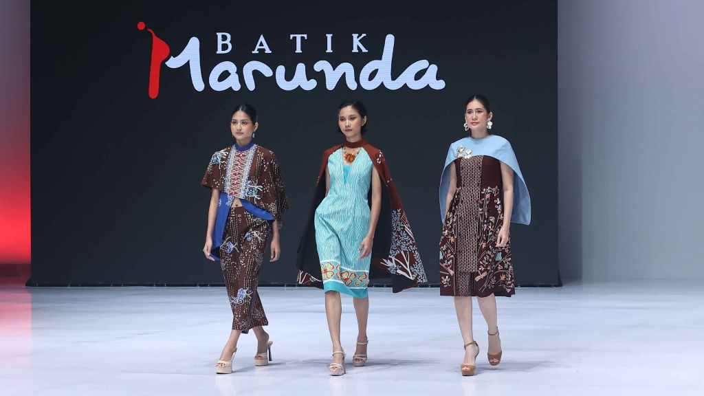 Dari Rusunawa ke Runway, Batik Marunda Curi Perhatian di Indonesia Fashion Week 2026