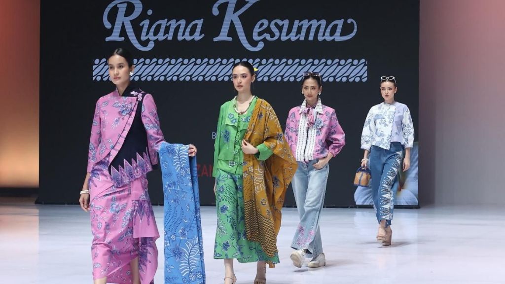 Batik Jakarta Makin Dekat dengan Gen Z, Kembang Sepatu Jadi Inspirasi di IFW 2026