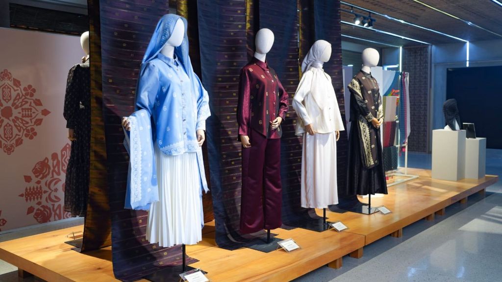 Rayakan HUT RI ke-81, Buttonscarves dan Sarinah Luncurkan Koleksi Songket