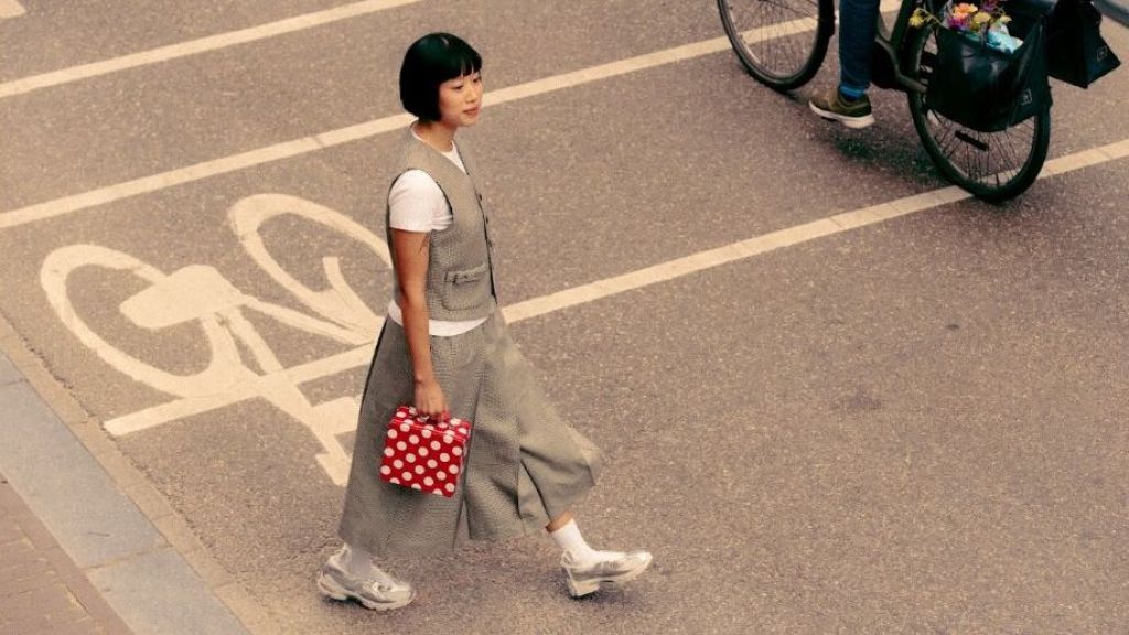 Bukan Cuma Pelengkap Outfit, Sneaker Jadi Cara Perempuan Berekspresi