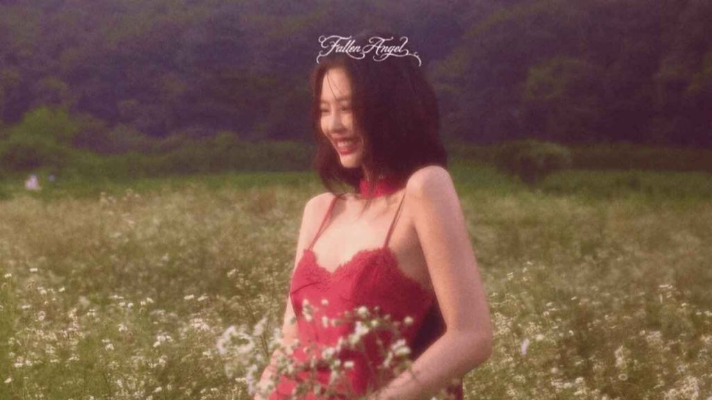Populerkan 'Dark Fairytale' dalam Fallen Angel, Jennie Tampil So Dreamy!