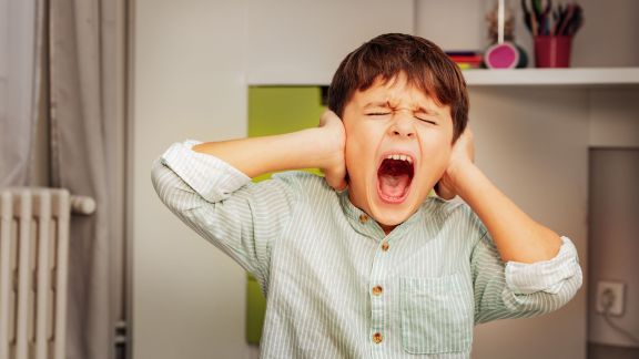 Tantrum, Meltdown, atau Overload? Moms Kenali Yuk Perbedaannya agar Tak Salah Merespons Anak