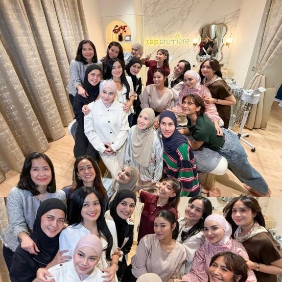 Geng Cendol Quality Time di Rumah Ayu Dewi, dari Arisan hingga Facial Bareng, Intip Yuk Keseruannya!