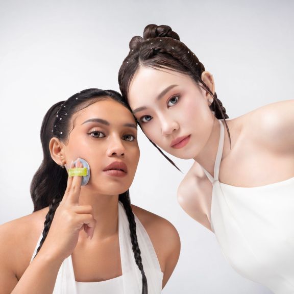 Kulit Berminyak Bukan Berarti Harus Selalu Matte, Ini Pilihan Bedak dari Somethinc