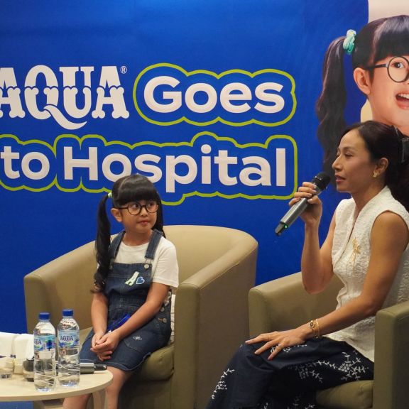 Moms, Air Minum Jernih Belum Tentu Cukup! Ini yang Perlu Dicek demi Kesehatan Anak