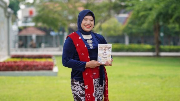 Ni Luh Made Dwi Indriati Abadikan Perjalanan Sampan Bujana Sentra dalam Buku Badai dalam Tungku